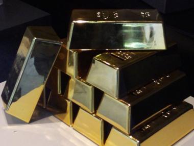 Самолет изсипа над 3 тона злато на пистата