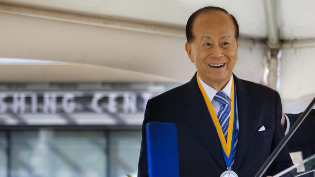 Най-богатият човек в Хонконг излиза в пенсия