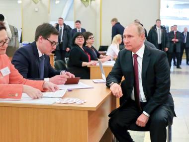 Владимир Путин – върховният защитник срещу местната власт и Запада