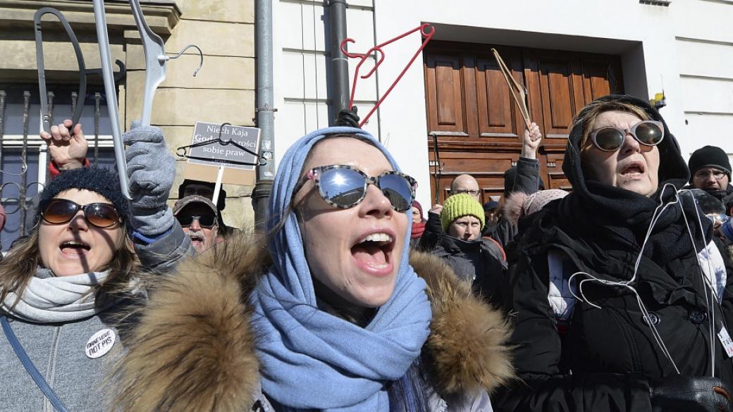 Жени протестираха срещу затягане на полското законодателство срещу абортите