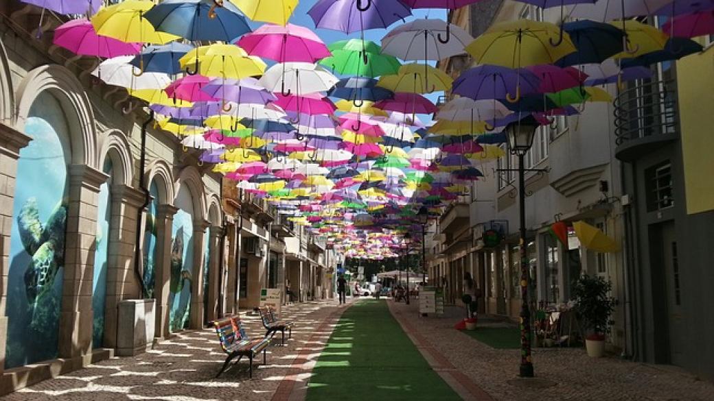 10 красиви цветни улици по света