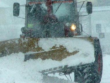 АПИ: Близо 440 снегопочистващи машини обработват пътните настилки