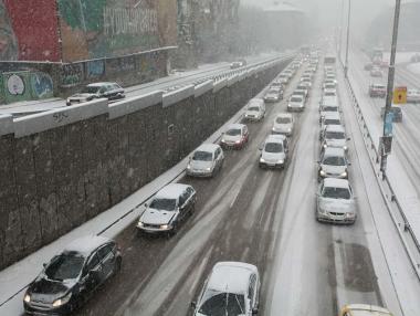 Транспортен хаос в София заради пролетния сняг