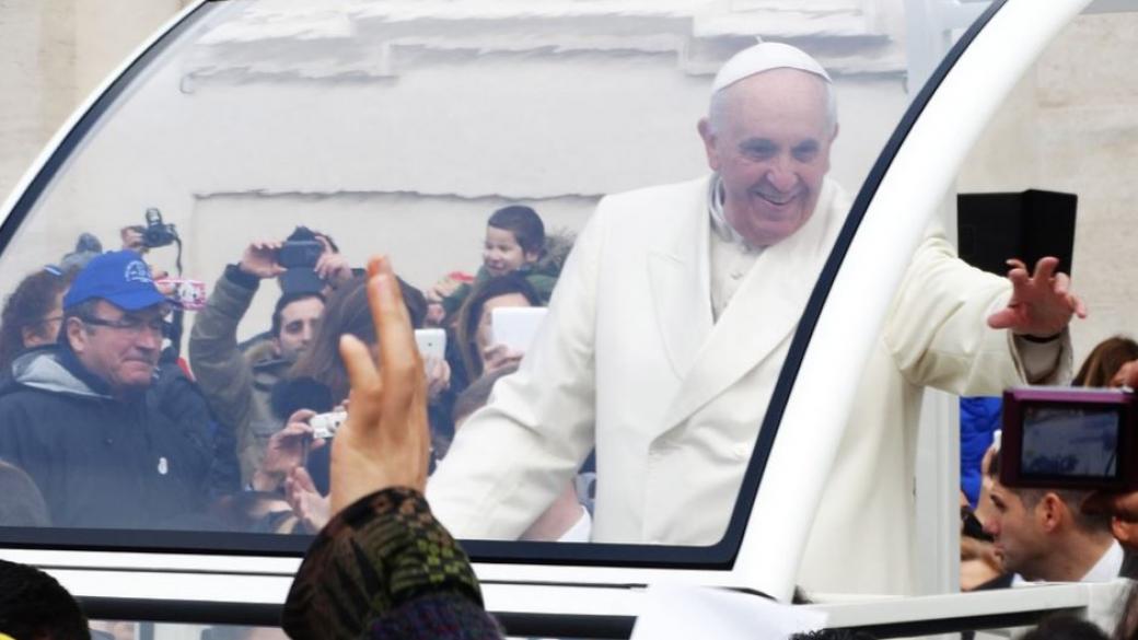 Папата разкритикува носенето на кръстчета като модни аксесоари