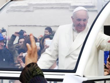 Папата разкритикува носенето на кръстчета като модни аксесоари