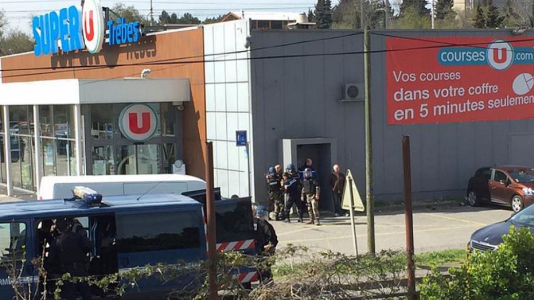 Терористът, взел заложници във Франция, е убит