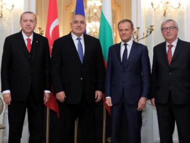 Турция остава кандидат за ЕС, с висока оценка за спирането на бежанците