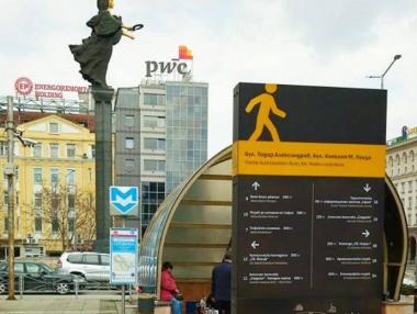 Започна монтирането на нови информационни табели в София