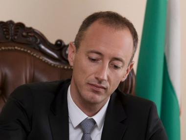 Министър Вълчев: Не достигат учители по математика и физика