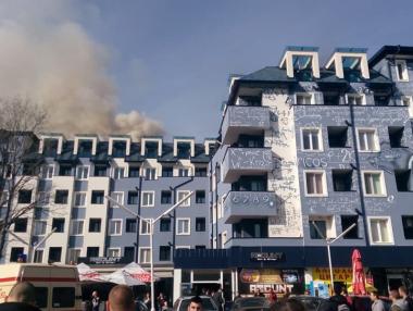 Сграда с общежития до УНСС гори