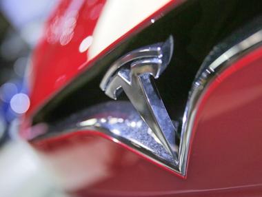 Акциите на Tesla се сринаха с близо 5%