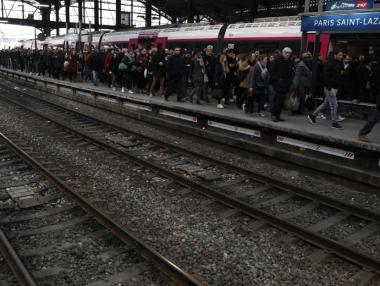 Жп и въздушният транспорт във Франция обявяват 3-месечни стачки