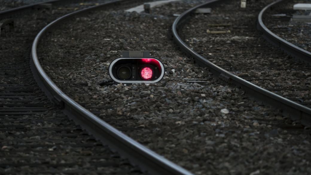 „Черен вторник“ със стачки на железничарите блокира Франция