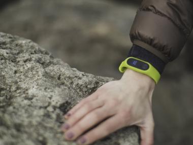 Хората развиват нова сънна болест заради „умните“ гривни