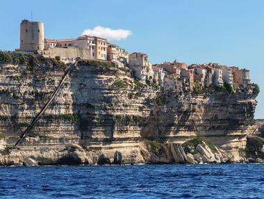 Да живееш на ръба: 10 градчета на недостъпни места