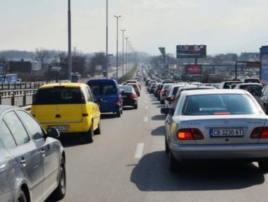 Километрични опашки към София в последния почивен ден