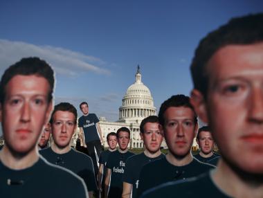 Няколкодневната „инквизиция“ на Зукърбърг в Конгреса вече е в ход