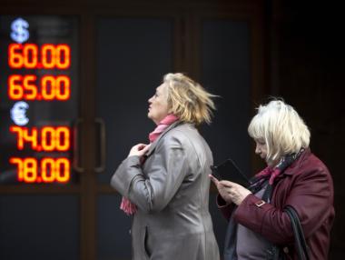 Сривът на турската и руската валути продължава