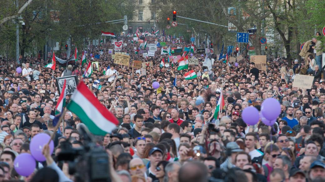 Орбан предизвика най-голямата демонстрация в Унгария от години