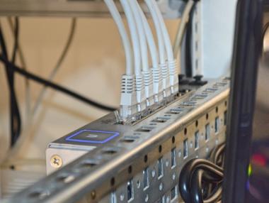 Големи технологични компании разписаха правила при кибервойни