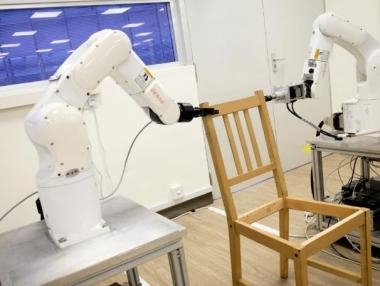 Роботи сглобяват мебели от IKEA