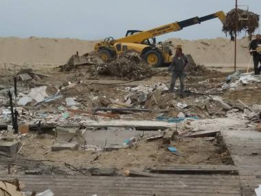 Продължава събарянето на обекти на плажа в Слънчев бряг