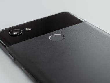 Детективи опитали да отключат смартфона на покойник с пръста му