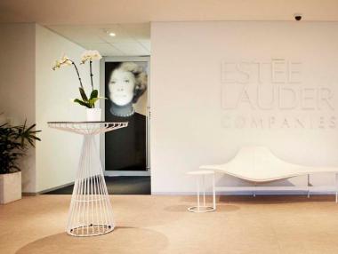 Estée Lauder ще плаща на служителите си $10 000 за осиновяване на дете