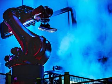 Роботи правят кецове Adidas в САЩ