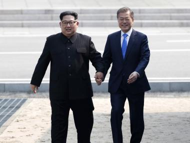 Лидерите на Северна и Южна Корея в историческа среща „символ на мира“
