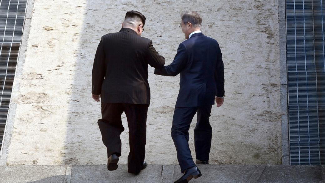Ким Чен-ун и Мун Дже-ин нарушиха протокола и стъпиха в Северна Корея
