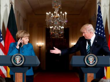 С целувки Тръмп посрещна Меркел в Белия дом