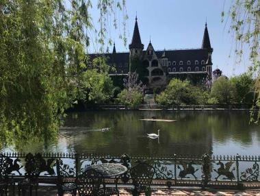 Приказният замък в село Равадиново