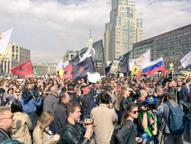 Хиляди на протест в Москва срещу ограниченията на свободата в интернет