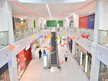 Пазарът на търговски имоти леко се забавя