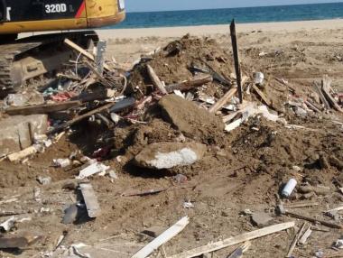 Събарянето на обекти на плажа в Слънчев бряг продължава