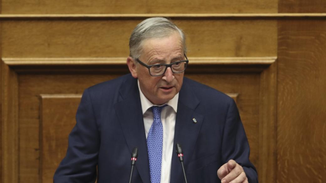 Юнкер опитва да спаси стотици от чиновниците си