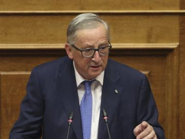 Юнкер опитва да спаси стотици от чиновниците си