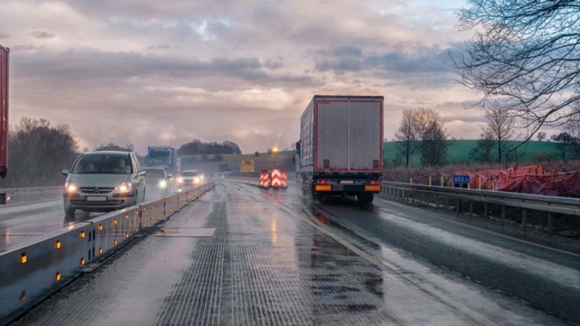 Движението на тежките камиони се ограничава днес по основните пътища