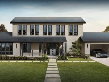 Патент на Tesla разкри как „керемиденият“ ѝ покрив прави ток