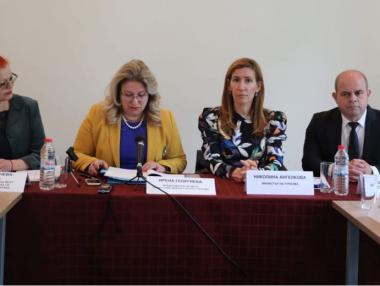 Правителството търси начин да удължи визите за сезонни работници