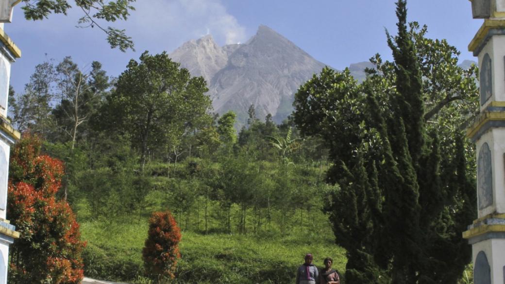 Изригна най-активният вулкан в Индонезия