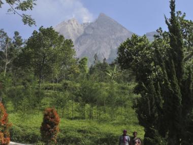 Изригна най-активният вулкан в Индонезия