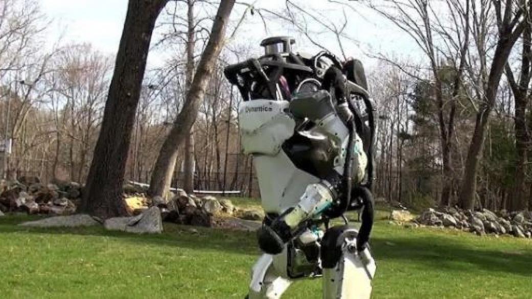 Роботът Атлас, който прави джогинг