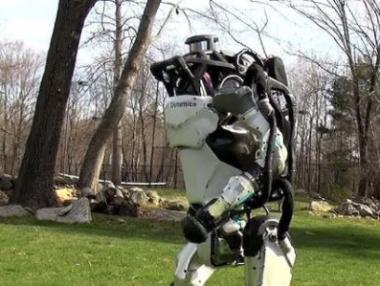 Роботът Атлас, който прави джогинг