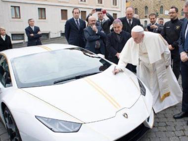 Продадоха на търг Lamborghini, подарено на папата