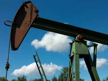 Петролът вече доближава 80 долара за барел