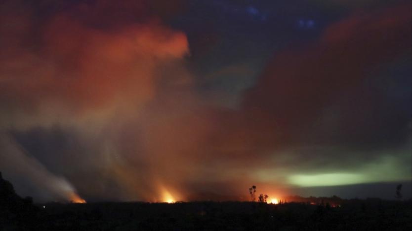 Изригващият вулкан на Хаваите образува облак от пепел близо 4 км