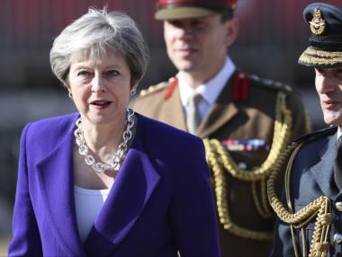 В Лондон проверяват законен ли е планът на Мей за митническия съюз