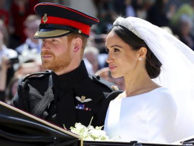 Гостите от кралската сватба вече продават подаръците от нея в eBay